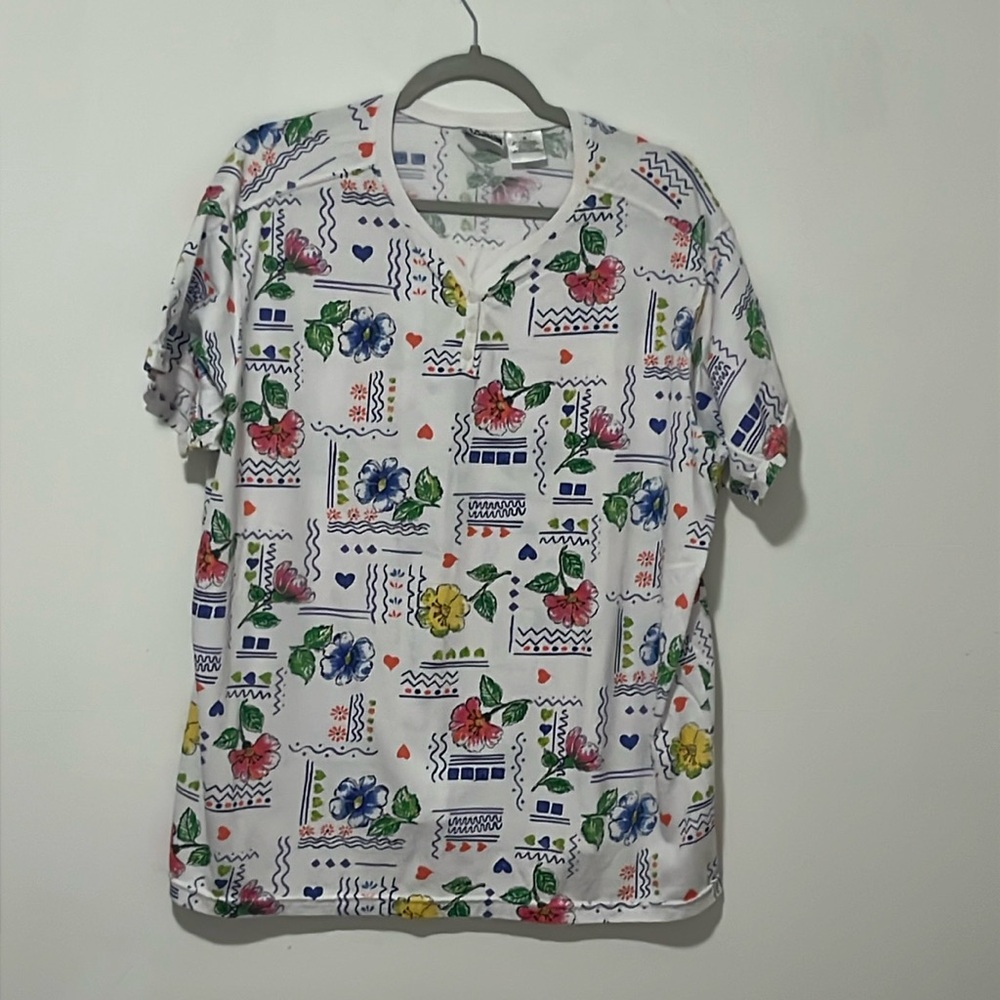 Multicolored design with flowers, short sleeves, V-neck, size 3X, length 29“